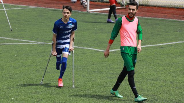 Kaybettiği ayağına rağmen "forvetliği" bırakmadı