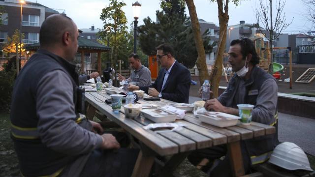 Bakan Dönmez, elektrik dağıtım işçileriyle iftar yaptı