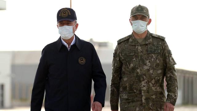 Bakan Akar ve komutanlar Irak sınırında