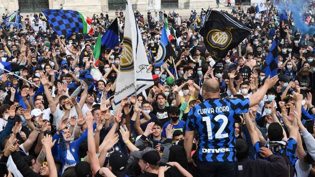 İtalyada gündem Inter taraftarlarının şampiyonluk kutlaması