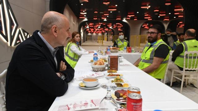 Bakan Karaismailoğlu metro istasyonunda görevli işçilerle iftar yaptı