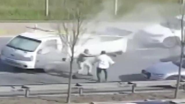 Yol verme kavgası: Önce darp etti, sonra yangın tüpüyle saldırdı