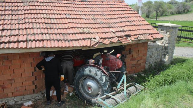 Kütahyada traktör ahır duvarına çarptı, 2 kişi yaralandı