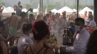 Antalya'da bir otelde koronavirüs partisi: Yüzlerce kişi müzik eşliğinde dans etti