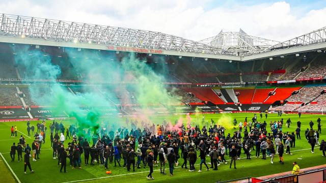 Manchester United taraftarları Old Trafford Stadını işgal etti