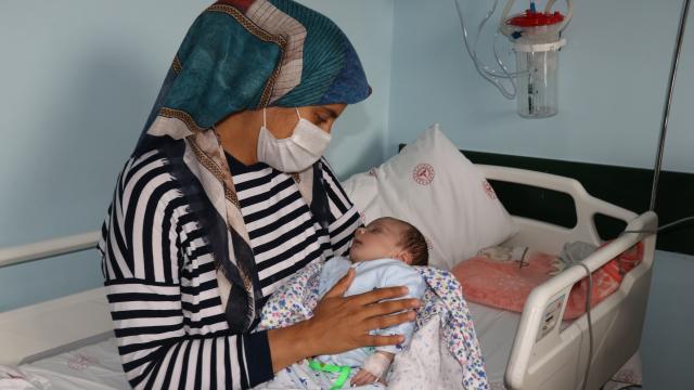 Adem bebek doğduktan 21 gün sonra annesine kavuştu