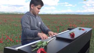 Görme engelli Bager, sağlık çalışanları ve güvenlik güçleri için piyano çaldı