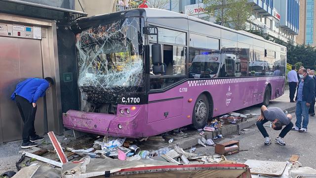 İETT otobüsü üst geçidin asansörüne çarptı: 1 yaralı