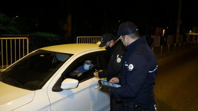 İzmirde tedbirlere uymayan 17 kişiye ceza