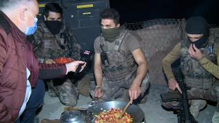 TRT Haber ekipleri, sınırın sıfır noktasında polislerle sahur yaptı