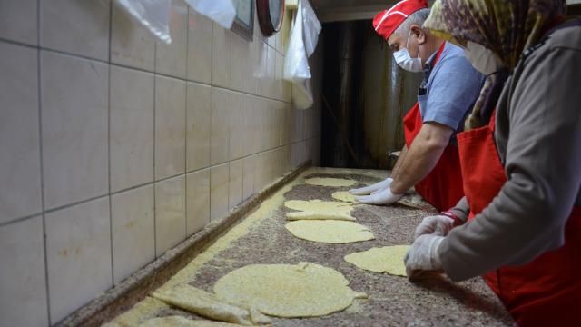 Manisanın susamlı helvası 121 yıldır iftar sofralarını süslüyor