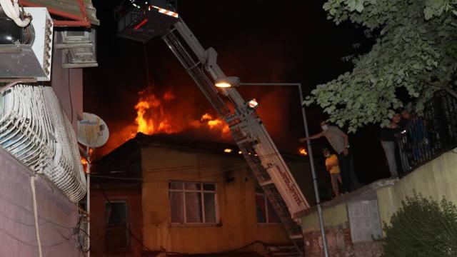 İzmirde fırın çatısında çıkan yangın çevredeki binalara sıçradı