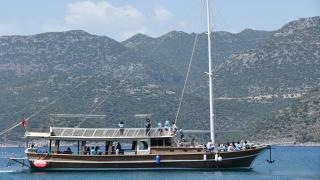 Bakımı tamamlanan yatlar, Akdeniz'in mavi sularıyla buluştu