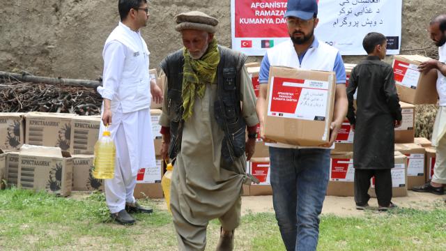 Yeryüzü Doktorları Afganistanda 800 aileye kumanya dağıttı