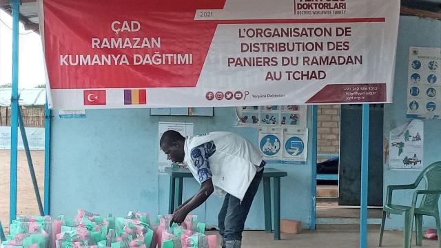 Yeryüzü Doktorları Çadda 400 aileye kumanya dağıttı