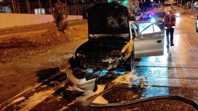 Seyir halindeki otomobil alev alev yandı
