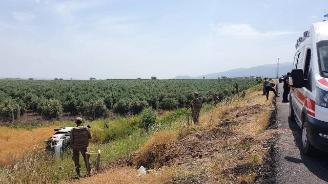 Hatayda askerleri taşıyan minibüs devrildi: 3 yaralı