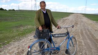 Merada doğan kuzuyu bisikletle evine götürdü