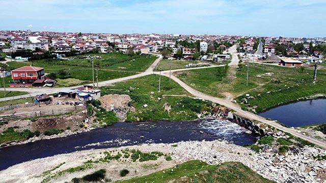 Simsiyah akan Çorlu Deresi ağır koku yayıyor