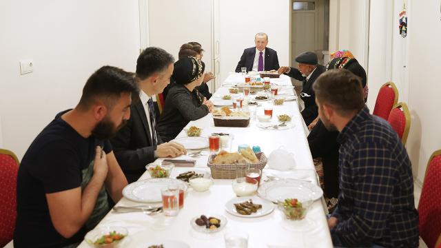 Erdoğan, Ankarada bir vatandaşın evinde iftar yaptı