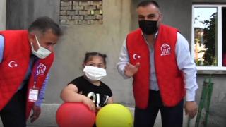 Down Sendromlu Meryem TRT mikrofonuyla anons çekti