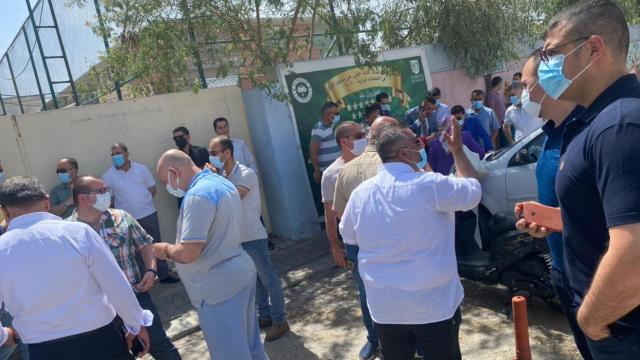 Yüzlerce veli FETÖnün okulunu protesto etti