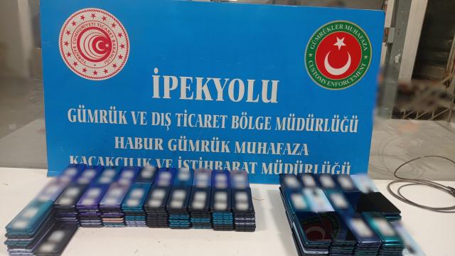 Habur Gümrük Kapısında uyuşturucu madde ve çok sayıda cep telefonu ele geçirildi