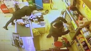 Marketten çaldıkları sigara dolabını birkaç sokak taşıdılar