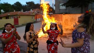 Romanlar bu senede Kakava'yı sembolik olarak kutladı
