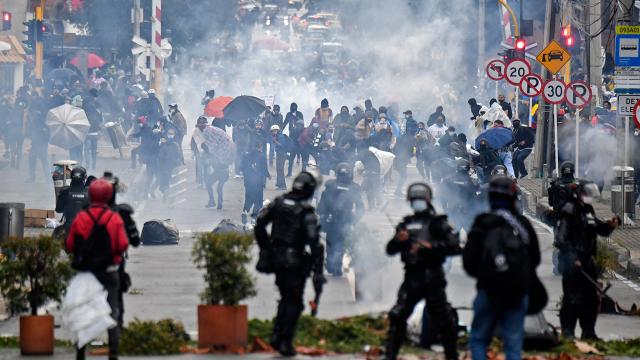 Kolombiyada "vergi" protestolarında can kaybı artıyor