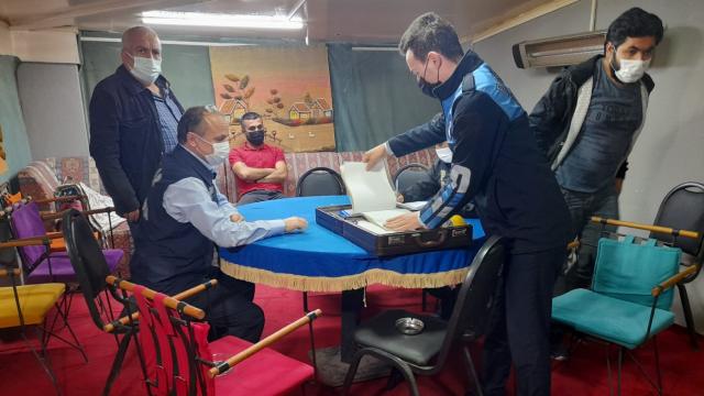 6 mekana kumar baskını: Polisi gören terasa kaçtı