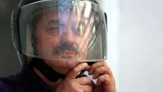 Yolların emekli ve mütevazı motosiklet gezgini