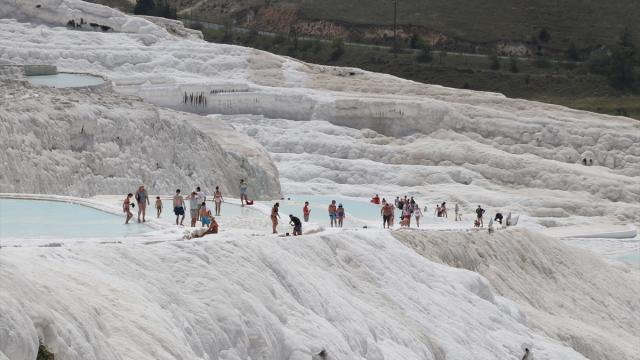 Pamukkaleyi 1 milyondan fazla turist gezdi