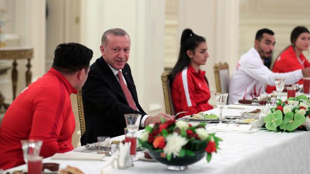 Cumhurbaşkanı Erdoğan milli sporcularla iftarda buluştu