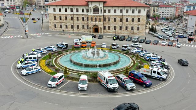 Sivasta kentin işlek caddelerindeki yaya geçitlerine trafik polisi maketleri yerleştirildi