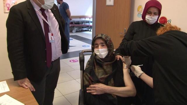 Sultanbeylide ikna edilen 15 bin kişi COVID-19 aşısı oldu