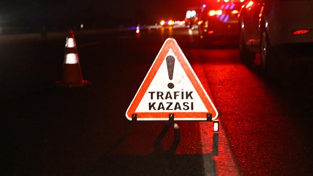 Bartında aydınlatma direğine çarpan araç hurdaya döndü: 1 ölü, 2 yaralı