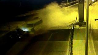 Kontrolden çıkan otomobil karşı yönden gelen minibüse çarptı: 2 yaralı