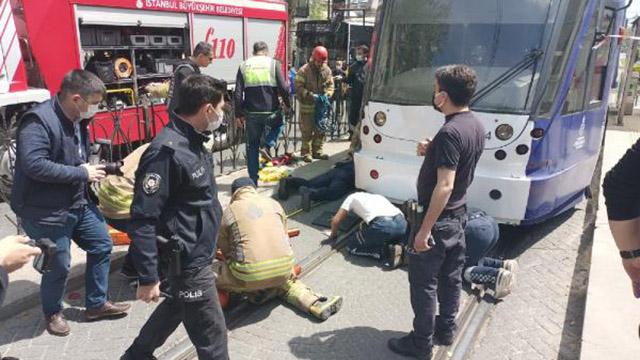 Fatihte tramvayın çarptığı yaya yaralandı