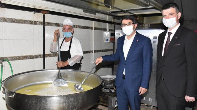 Manisada tam kapanma sürecinde her gün bin aileye sıcak yemek ulaştırılıyor