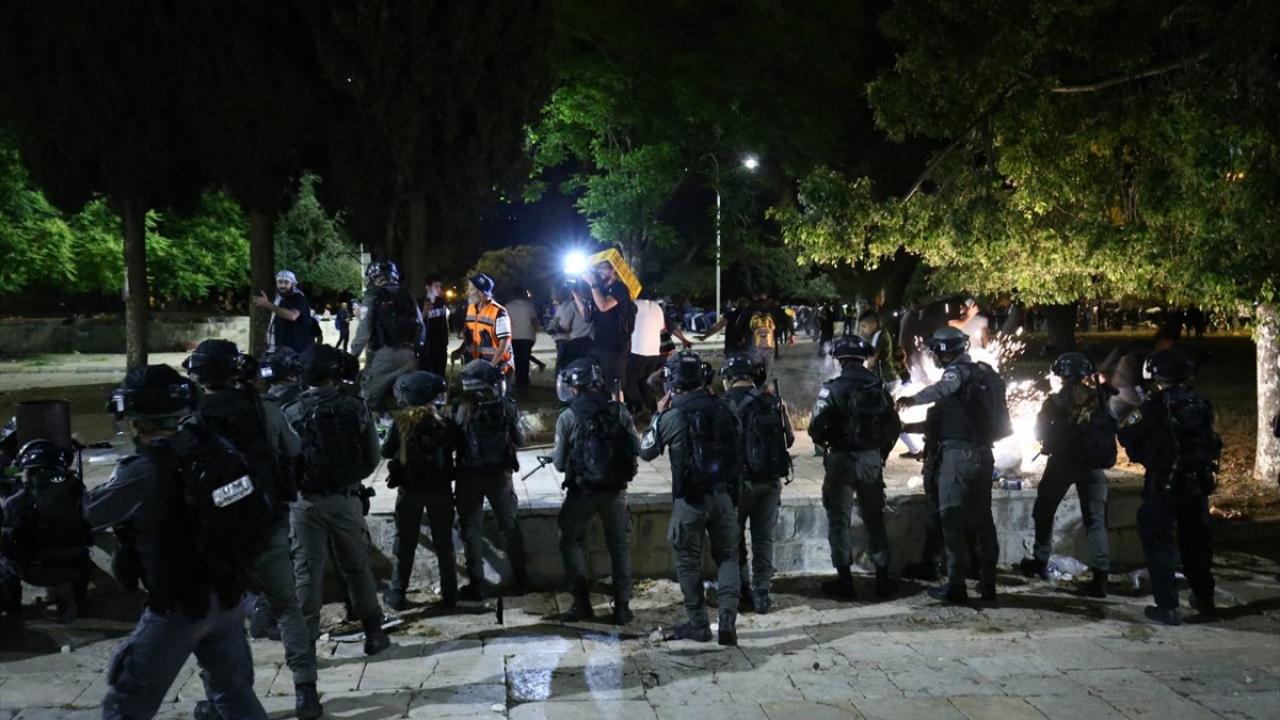 Akşam saatlerine doğru İsrail polisi cemaate saldırdı