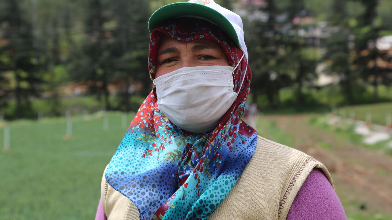 Fidan işçilerinden 4 çocuk annesi Bayram Akçadağ ise 10 yıldır fidan üretiminde çalıştığını anlatarak,