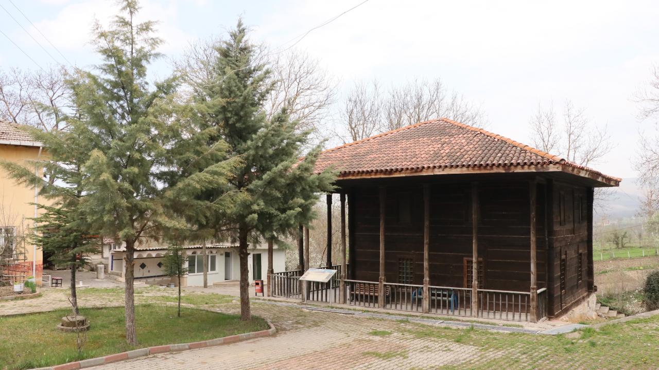 Samsun`un Kavak ilçesinde asırlardır ayakta kalmayı başaran çivisiz ahşap cami, kök boyasından yapılan motifleri ile öne çıkıyor.