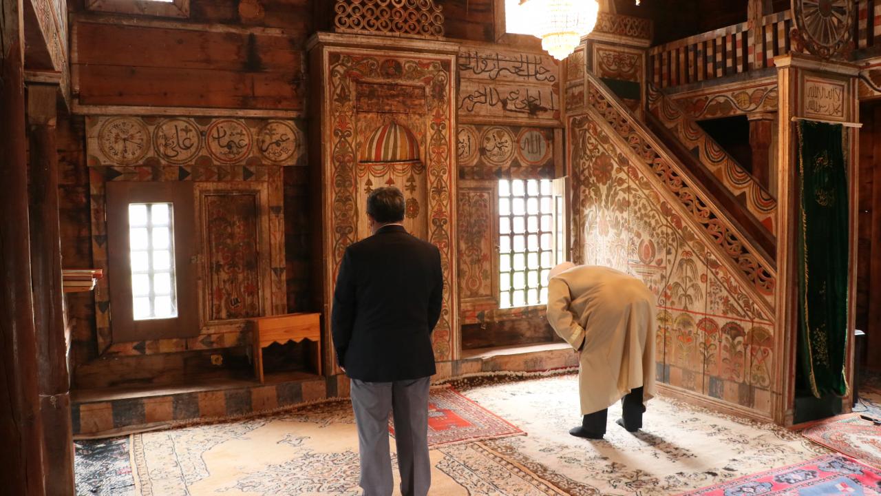 Yapımında çivi kullanılmayan Bekdemir Camii, yanındaki tarihi şadırvan ile zamana direnmeye devam ediyor.