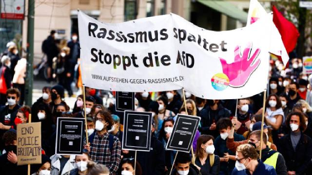 Almanyada polis şiddeti protesto edildi
