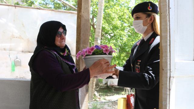 Erzurumda jandarmadan şehit annesine Anneler Günü sürprizi