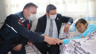 Jandarma Astsubay Özcan, 46 saat sonra bulduğu Kerim Can'ı ziyaret etti