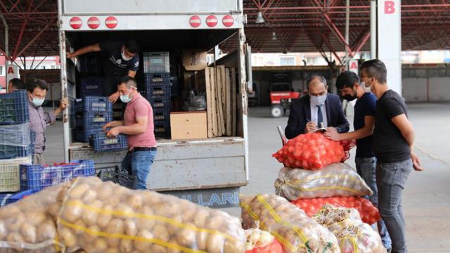 Burdur Valisi, pazarcının elinde kalan ürünleri satın aldı