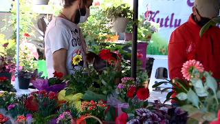 Çiçeğini alan annesine koştu