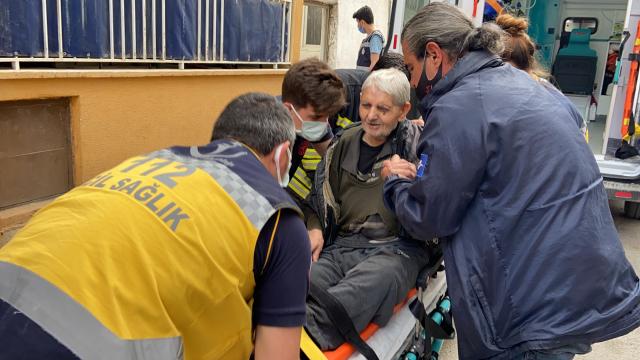 Edirnede evinde düşerek mahsur kalan yaşlı adamı itfaiye ve sağlık ekipleri kurtardı